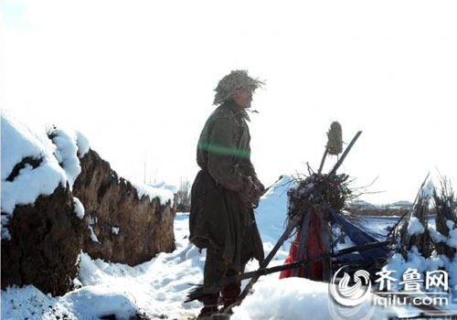 犀利哥后又现返<em>古哥</em> 冰天雪地穿草鞋睡草棚 