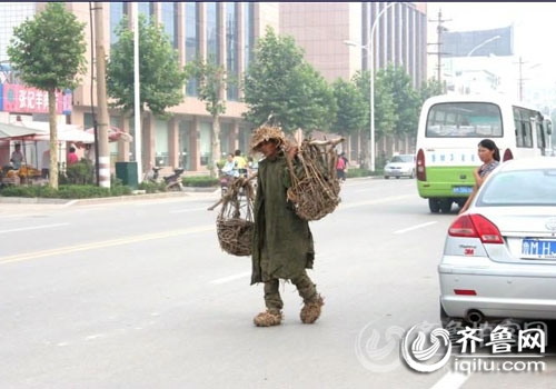犀利哥后又现返<em>古哥</em> 冰天雪地穿草鞋睡草棚 