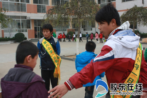 开发区第六小学学生自发成立校园小义工队