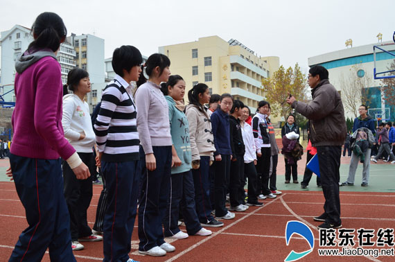 以前上<em>体育课女生</em>都是把课本拿出来看