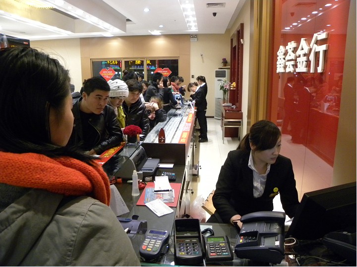 国际金价回落 市民热购黄金-烟台财经网 胶东在