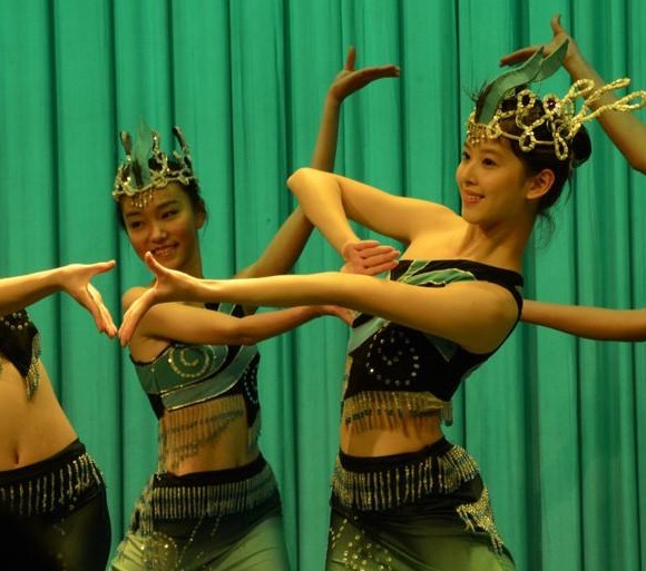 <em>奶茶妹妹</em>最新舞蹈组照曝光 这次没有 揩油 男 国