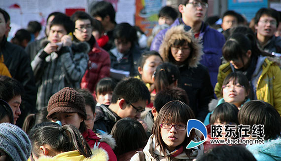 大学生排队买火车票 订票一分钟取票3小时(图