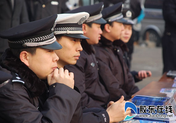 警方开展110普法宣传 武装特警亮相街头(组图