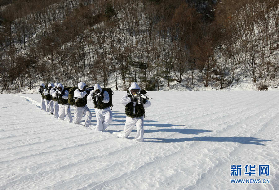 1月11日,韩国特种部队士兵在江原道平昌参加冬季训练.