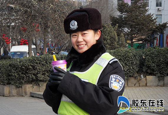 暖宝宝女交警喝上暖心茶(图) 社会新闻 烟台新