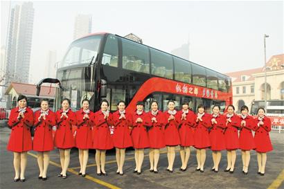 观光巴士<em>美女</em>服务员红装惊艳 不惧严寒露美腿