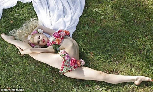 俄杂技美女拍高难度写真秀性感柔软身躯(图)+国