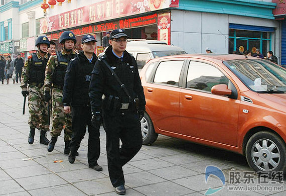 莱阳巡警武警联合上街巡防(图)