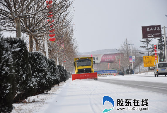 栖霞公路局上班第一天忙除雪(图) 社会新闻 烟