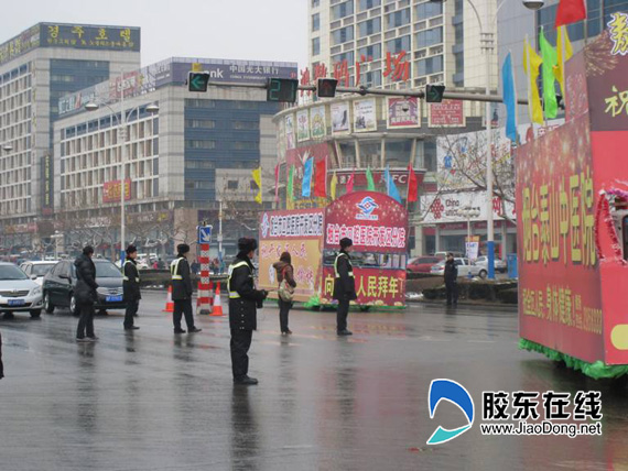 开发区交警为秧歌会做好道路交通安全警卫(图