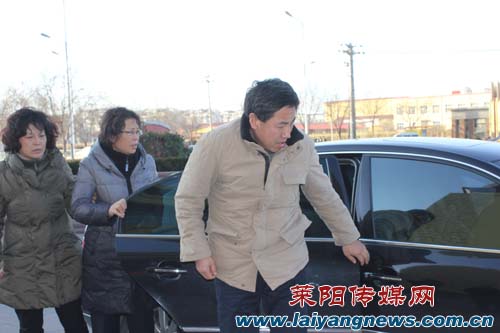 我市迎接烈士孙茂珲父母回家(图)