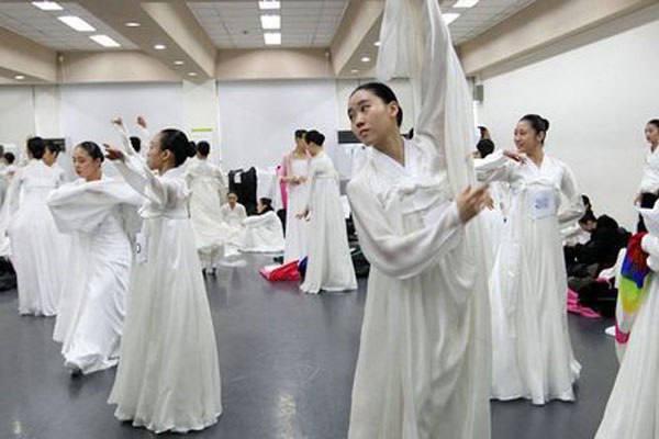 中韩艺考现场很不一样 泳装走秀比美白裙起舞