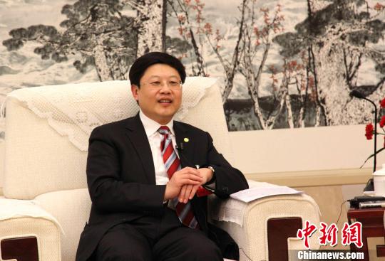 "图为山东省"两会"期间,烟台市人民政府市长王良接受本网记者采访