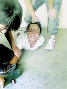 传销团伙色诱青年男子自拍砍手把戏勒索其家人