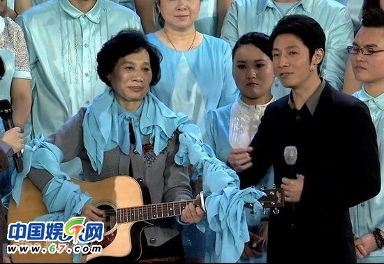 颤音奶奶混搭版《因为爱情》 王菲赞肝儿都颤