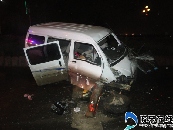 小客车与出租车碰撞撞坏隔离护栏(组图)