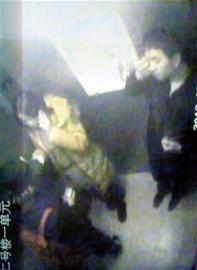 <em>两女一</em>男深夜电梯惊魂3小时 急救键无应答(图