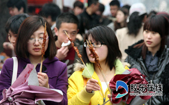 美女冒雨参选糖球小姐 糖球会红火似庙会(图) 