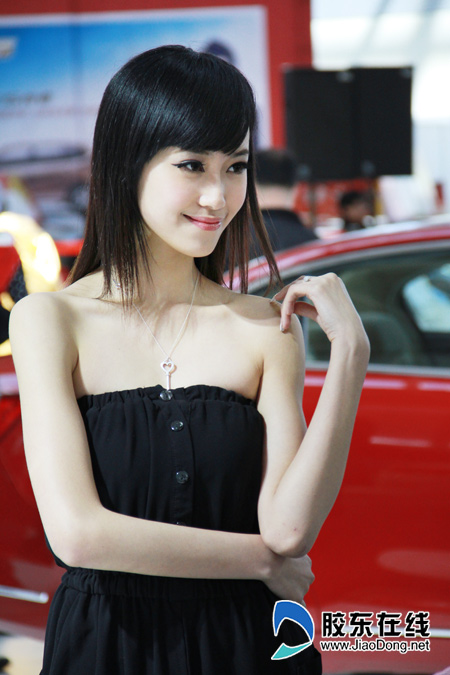 2012烟台车展美女车模可爱甜美组图