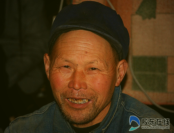 老年民工的凄苦生活:为养病儿无奈泊客他乡(图