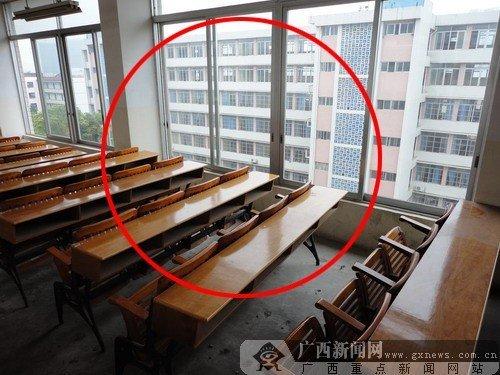 广西某高校男<em>女生</em>教室偷欢 数百学生围观__