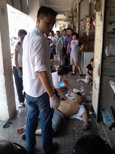 一女子怒抓男子下体致对方晕厥死亡进行了报道