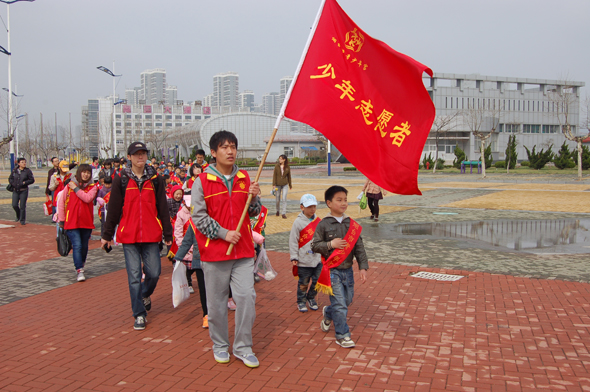 少年志愿者参加我爱地球妈妈环保宣传活动