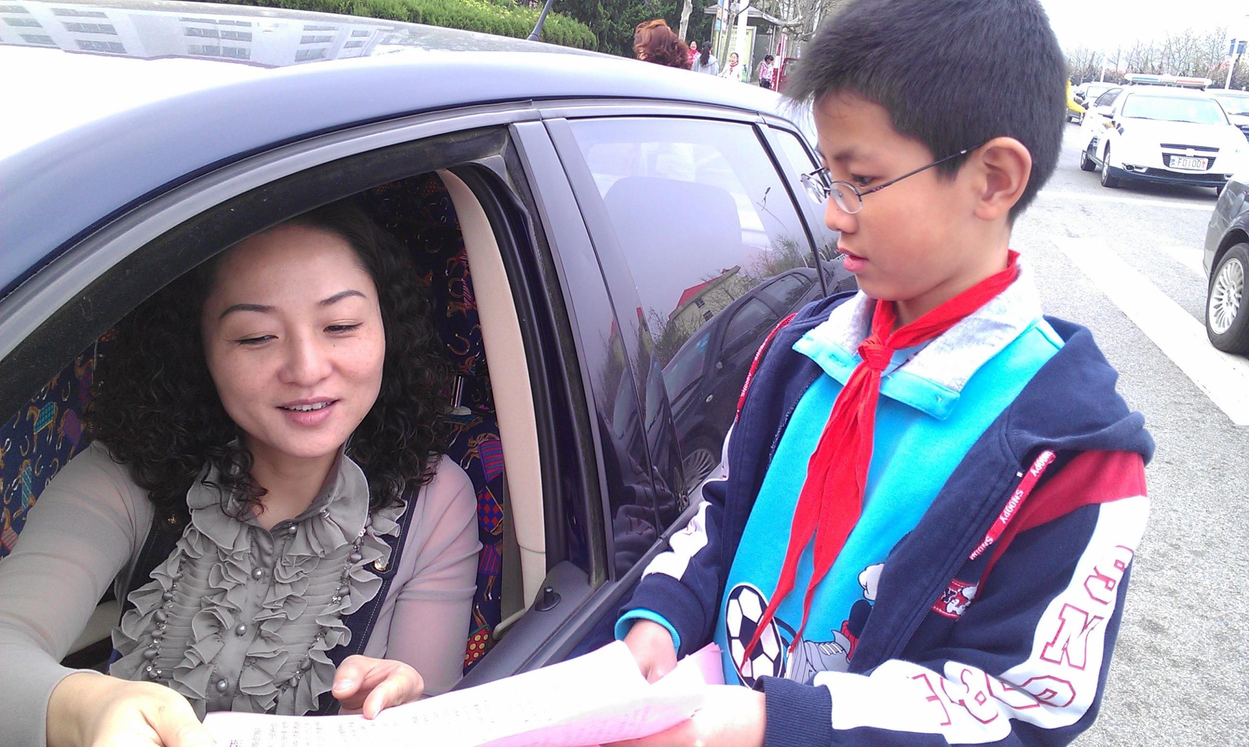 交通安全反思日星海艺校向司机家长发出倡议