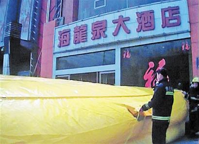 妙龄讨薪女上演跳楼秀 楼顶平台哇哇大哭(图)