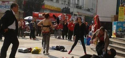 见过女生打架撕扯头发的