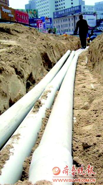 西大街施工又卡壳仍封路 部门:何时完工不清楚