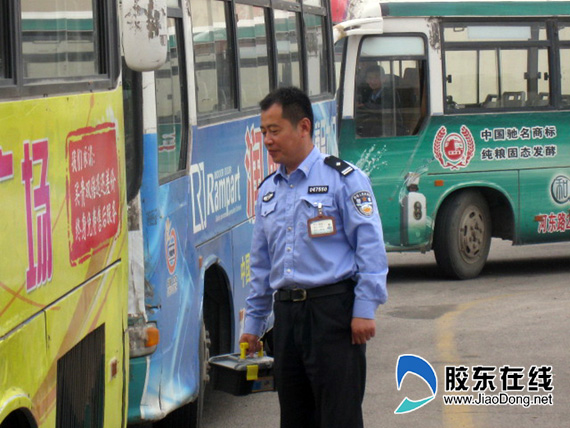 招远交警大队车管所利用周末年审公交车图