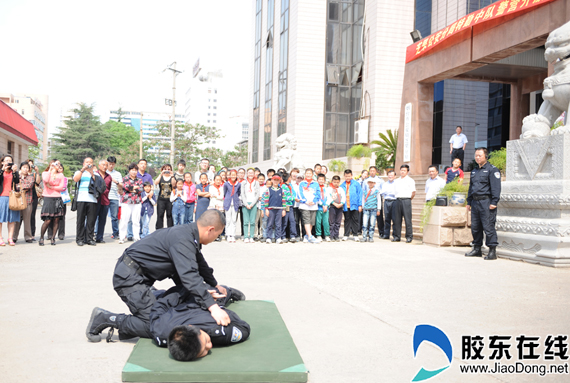 芝罘公安特勤中队开展警营开放日(组图)
