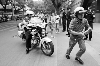 准考证忘家里 交警骑摩托车救急(图) 烟台考试