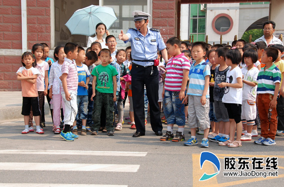 龙口交警组织开展小学生安全出行体验活动(图
