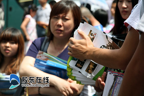 传单族欲傍高考发财揩油者竟有白酒卖家图