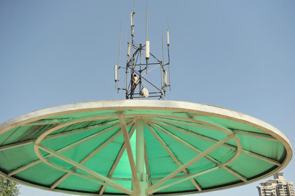 讨薪男裸身爬20米高塔 痛哭的母亲数度昏厥(图