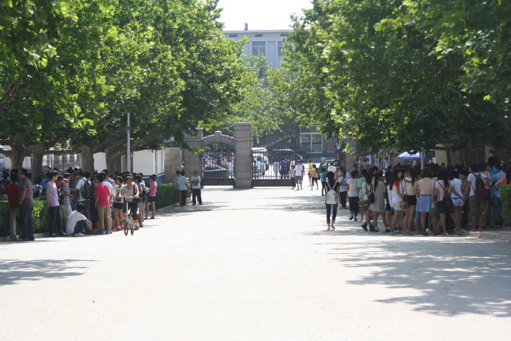 莱阳一中举行2012年高考志愿填报咨询会(图)