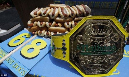 女子在美吃热狗大赛10分钟吞45根夺冠(图) 世