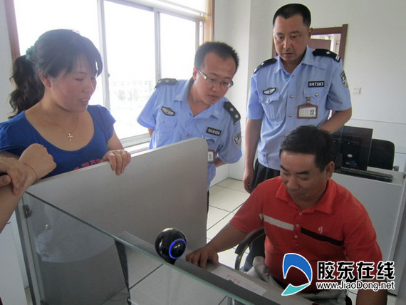 招远车管所办理首个外国人驾驶证业务(图)