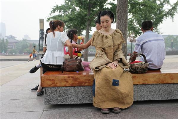 西安女子麻袋装亮相街头 行为艺术(组图)