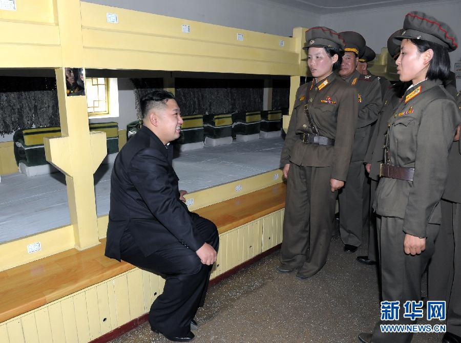 金正恩视察<em>朝鲜人民军</em>分队与<em>女兵</em>亲切交谈(图