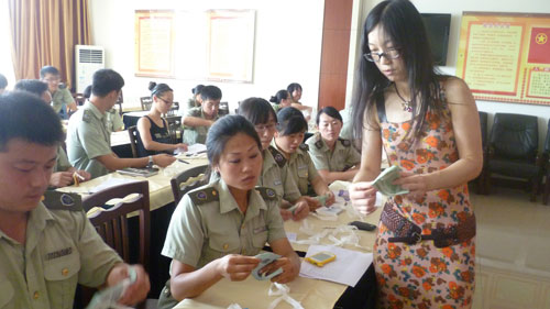 威青高速收费员积极向工商银行工作人员学习快