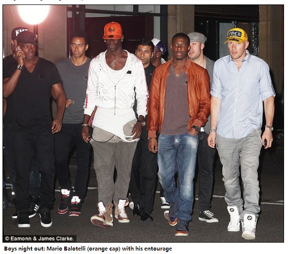 巴神带头大哥!曼城群星夜店解闷 空霸赴约(图)