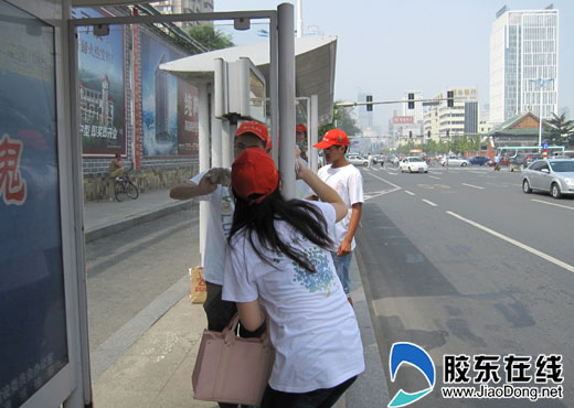 青年志愿者积极开展卫生大扫除活动 本埠消息