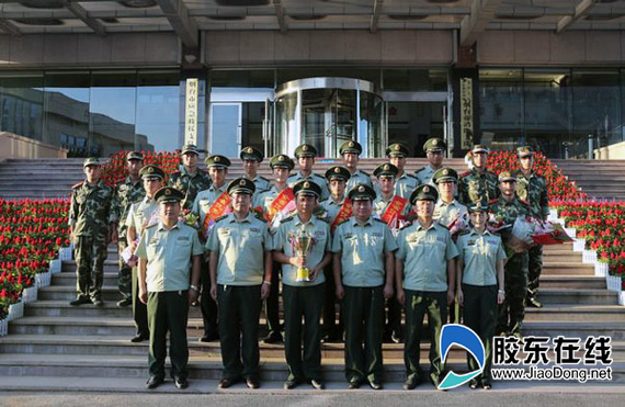 烟台消防支队业务精英载誉归来披红戴花(图)