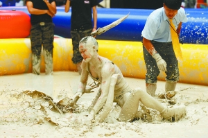 重庆举行比基尼泥浆<em>摔跤</em> <em>辣妹</em>子雄赳赳(图) 世