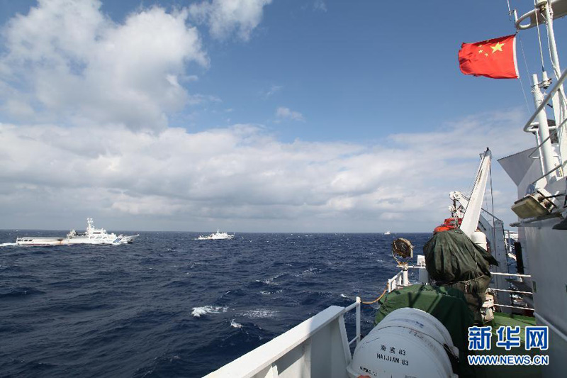 10月10日,中国海监巡航编队行驶在钓鱼岛海域,附近有日本海上保安厅的