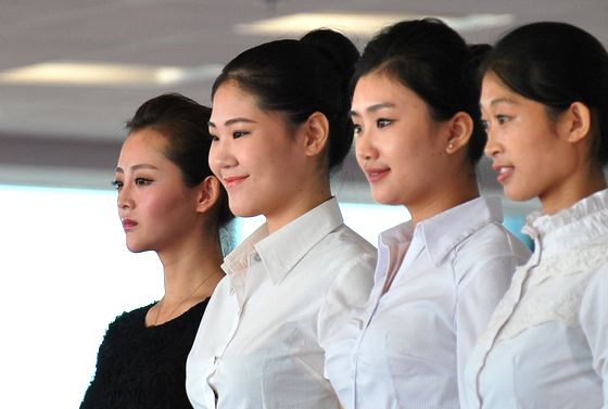 青岛:三百美女应聘海航空姐 竞争格外惨烈(图)